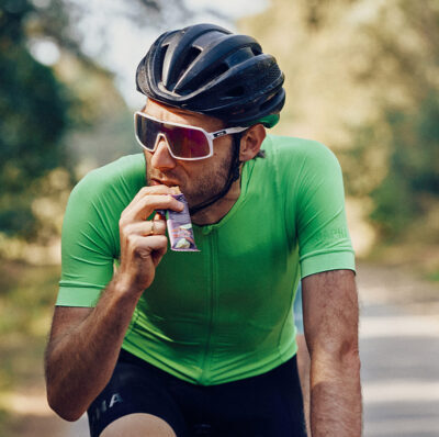 Atleta a comer a Barra Energética Maçã & Canela Innerme, 100% biológica e vegetal - Moonsport